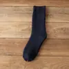 Calcetines calcetines de media pantorrilla para hombre estilo universitario calcetines largos de cintura alta para hombre negros combinan con todo cálidos gruesos calcetines de rizo invierno al por mayor