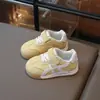 Zapatillas Casuales Estilo Universitario para Niñas Verano 2025 Nuevas Transpirables Versátiles Ligeras Zapatos de Entrenamiento Alemanes Zapatos de Skate para Niños