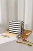 Bolsa de Maquiagem Preta e Branca Listrada Simples e Artística com Fechamento em Zíper, Bolsa de Armazenamento para Cosméticos, Bolsa de Mão Portátil para Viagem