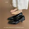 Sapatos Femininos Pretos de Salto Alto 2025 Primavera Novo Estilo Salto Fino Confortáveis para o Trabalho Versátil Bico Quadrado Boca Rasa Sapatos de Salto