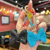 Llavero de Moño Elegante y de Alta Gama Incrustado con Diamantes y Exquisitas Cuentas de Cristal de Colores, un Accesorio Decorativo para Bolsos de Mujer