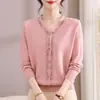 Moda elegante para primavera e outono para mães, camiseta com decote V e decoração tridimensional, suéter para mulheres de meia-idade, novas malhas de outono