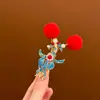 "Pez Koi Celebrando la Primavera" Año Nuevo Nuevo Estilo Chino Pinza para el Cabello de Pez Koi con Pompones Rojos para Mujer, Pinza Lateral para el Cabello, Artístico Retro