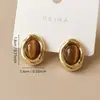 Brincos de tarraxa olho de tigre cor de café retrô estilo Hong Kong 2026 novos brincos leves de luxo com temperamento para mulheres sensação de alta qualidade Meilade acessórios de orelha