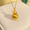 Loja de Ouro Mesmo Estilo Ouro Escovado Pingente de Maçã Pingente Pequeno de Maçã de Natal Colar Barraquinha de Presente de Feriado Atacado