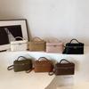 Bolso pequeño cuadrado, sencillo e informal, portátil, de invierno 2024, nuevo bolso bandolera de hombro con diseño de nicho personalizado vintage para mujer