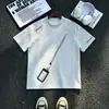 Conjunto de verano: Una camiseta imprescindible, elegante, con corte al hombro derecho en blanco y gris americano con mangas cortas bordadas, un diseño de cuello redondo y un conjunto a juego para parejas.