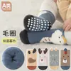 Meias infantis, espessas e quentes para outono e inverno, com design de felpa em laço, adequadas para recém-nascidos e bebês, com sola de borracha antiderrapante, ideais para aprender a andar, e com estampas fofas de desenhos animados