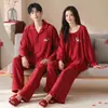 Pijama de pareja de gasa de doble capa, colección primavera y otoño, color rojo, estilo masculino con cuello de solapa, estilo femenino con cuello redondo, mangas largas y pantalones largos, un nuevo conjunto de ropa de casa para bodas