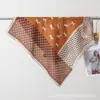 2026 Nuevo Bufanda Cuadrada Pequeña de Algodón Terciopelo Estampada por Ambos Lados para Primavera y Verano Bufanda de Cuello Versátil y Elegante para Mujer que Realza el Cutis