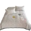Bonita Colcha de Dibujos Animados de Terciopelo de Leche para Otoño e Invierno con Parche Bordado Juego de Tres Piezas con la Misma Funda de Edredón Juego de Cuatro Piezas con Acolchado de Algodón a Heattech
