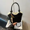 Bolso Cubo Helado Retro de Felpa con Combinación de Colores para Mujer 2025 Otoño Nueva Moda Versátil Estilo Extranjero Bolso de Hombro Cruzado Único
