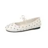 Sapatos Mary Jane de pele de ovelha para mulheres, sapatos baixos, novo modelo de outono, couro genuíno, cor sólida, tira única com rebites, sapatos de boca rasa para mulheres
