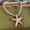 Colar com Pingente de Estrela Metálica e Estrela-do-Mar com Gotejamento de Óleo Estilo Férias, Design de Nicho de Luxo Leve, Acessório de Corrente para Clavícula Delicado e Versátil