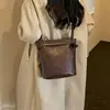 Bolsa transversal de ombro único com design de balde retrô nova bolsa versátil de outono para mulheres nicho 2026 moda casual