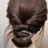 Grampo de Cabelo Shark Clip de Metal com Strass Completo em Forma de V para Rabo de Cavalo Alto Fixo para Mulheres Acessório de Cabelo Garra Versátil Estilo Coreano