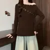 Nueva colección de otoño e invierno para mujer de talla grande: Diseños elegantes y chic para mujeres con curvas, presentando un suéter de punto trenzado, ajustado y de moda, con hombros descubiertos que crea una silueta favorecedora.