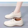 2026 Primavera e Outono Novo Estilo Diário Confortável Versátil Respirável Solado Macio Casual Mãe Branco Sapatos Femininos Individuais
