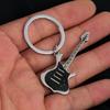 Exclusivamente transfronterizo para venta al por mayor, en stock, colgante de instrumento musical creativo, bolsa de regalo, adornos, llavero de guitarra con pintura de metal.