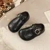 Sapatos pequenos de couro estilo britânico, nova coleção primavera/outono 2026, sapatos de princesa com fivela retrô estilo coreano para meninas, sola macia, perfeitos com vestidos, modernos
