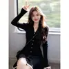 Vestido de tricô slim fit com decote V acinturado, estilo coreano delicado, de alta qualidade, para usar na primavera e no outono, pretinho básico super popular para mulheres baixinhas