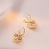 Aretes para Mujer, Aretes de Flor Corazón con Circonita Micro-pavimentada de Cobre, Nueva Moda de Nicho, Diseño Simple, Joyería de Temperamento y Versátil