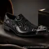 Estilo Barroco Cruzado Metal Head Sapatos de Couro Padrão de Estampagem Dourada Sapatos Brilhantes Sapatos Formais Masculinos Comércio Exterior Dropshipping