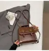 Mochila de Mano Retro de Alta Calidad para Mujer Otoño e Invierno 2026 Nueva Bolsa de Viaje para Estudiantes Bolso Cruzado Versátil de un Solo Hombro