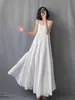 Vestido Minimalista Negro y Blanco de Tirantes Dobles con Pliegues de Hoja, Dobladillo Oversize, Estilo Fresco, Vestido sin Mangas, Falda de Paraguas para Mujer