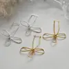 Pendientes de flor trenzada cruzada europea y americana con colgante, pendientes simples y elegantes, accesorios de oreja versátiles de lujo ligero para mujer