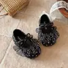 Sapatos pequenos de couro com cadarço para crianças, nova coleção primavera 2026, estilo coreano, sapatos de princesa da moda para meninas, bico fino, bolinhas, laço, modernos