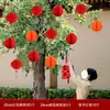 Lanternas em árvores em quintais rurais, personagens decorativos "felizes", decorações penduradas para casas novas, artigos festivos para quintais pequenos, plantas verdes para exterior