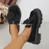 Zapatos de otoño transfronterizos europeos y americanos con lazo, talla grande, nuevo modelo de primavera, zapatos pequeños de cuero estilo británico, zapatos de mujer de suela gruesa negra, venta al por mayor talla grande