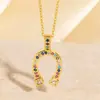 Colar de Ferradura Cruzada Amazon para Mulheres Banhado a Ouro Cobre Zircônia Microincrustada Design Personalizado Moderno Pingente Versátil em Forma de U