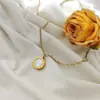 Transfronterizo nuevo de alta gama lujo nicho diseño personalidad simple acero titanio chapado en oro blanco y negro concha madre collar joyería mujeres