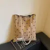Bolsa de Ombro Único de Camurça com Bolinhas Estilo Coreano Feminina 2026 Nova Outono Retrô Grande Capacidade para o Trabalho Bolsa de Axila Bolsa de Estudante