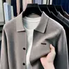 Cardigan de tricô masculino de manga comprida, estilo trendy 'old money', coleção de outono, suéter com lapela para homens de meia-idade, textura leve e luxuosa, peça externa masculina