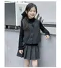 Conjunto de Ropa para Niñas Primavera y Otoño 2026 Nueva Moda Chaleco Estilo Chanel con Puntos Plateados y Conjunto de Falda Plisada para Niños Mayores