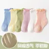 Meias de bebê 23 primavera-verão novo modelo, meias respiráveis de malha para bebês recém-nascidos, meias de bebê de algodão penteado com borda de babado