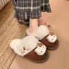 Chinelos de pelúcia femininos para uso externo, novos estilos de outono e inverno, design fofo de desenho animado, quentes e forrados com fleece, versáteis, com sola grossa, chinelos de algodão fechados para interior