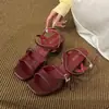 Primeiro Encontro Sandálias de Dedo Aberto com Fivela de Moda Ji Chun Gen Femininas Verão Novo Estilo Versátil