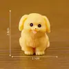 Miniaturas adoráveis de cachorrinhos brancos em uma caixa surpresa, perfeitas como decorações de jardim, acessórios ou pequenos enfeites para o seu carro ou mesa.