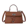 Bolso bandolera con un diseño único, que presenta un cierre de candado vintage, un bolso de mano estilo Kelly para mujer y una nueva colección otoño 2026, adecuado para el trabajo y para ir al trabajo.