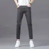 Calça jeans masculina europeia de alta qualidade na cor verde claro, novo modelo outono 2026, corte slim, skinny, stretch, calça masculina casual da moda e trendy