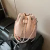 Bolso plisado de lujo de nicho estilo francés, bolso tipo cubo, bolso de cadena a la moda para hombro y cruzado, nuevo bolso de mano para el día a día 2026