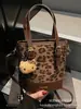 Bolso con Estampado de Leopardo para Mujer Otoño e Invierno 2025 Nuevo Versátil Diseño de Nicho Bolso de Hombro Cruzado Popular Bolso Cubo Portátil