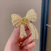 Elegante y minimalista pinza pequeña de tiburón color café para mujer, perfecta para peinar cabello corto, con un diseño de perla redonda de alta calidad, creando un look dulce y encantador