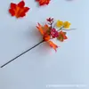 Nuevos accesorios de decoración de Halloween transfronterizos: ramos de hojas de arce, calabaza, piñas, frutos rojos, accesorios temáticos de otoño para el festival de la cosecha