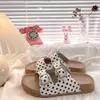 Chinelos Femininos de Verão com Tira Única, Solado Grosso, Estampa de Bolinhas Retrô, Estilo Ano Novo, Moda Casual, Fáceis de Combinar, Sandálias Birkenstock