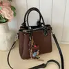 Colección Otoño 2026: Nuevo Bolso de Mano, Bolso de Hombro y Bolso Cruzado de Gamuza con Encanto Sencillo, Diseño de Rábano, Moderno, Lujoso y Lindo Estilo de Dibujos Animados